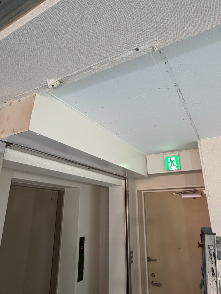 品川区五反田駅近くのジム天井解体で天井解体途中の写真