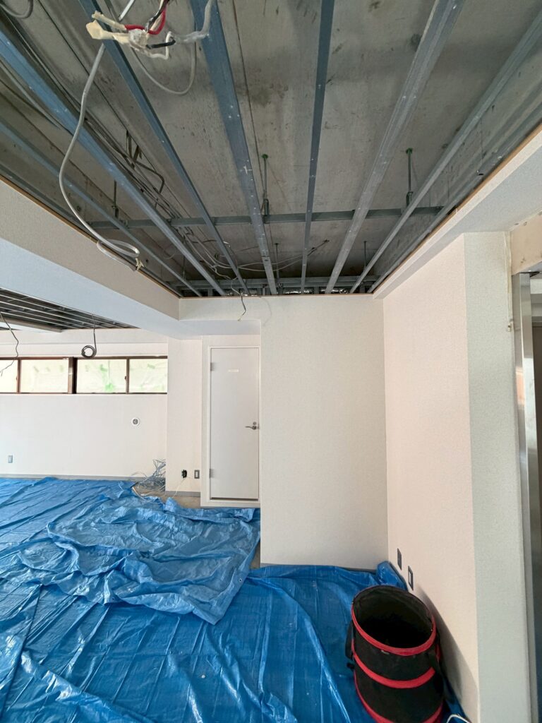 品川区五反田駅近くのジムで天井解体作業写真
