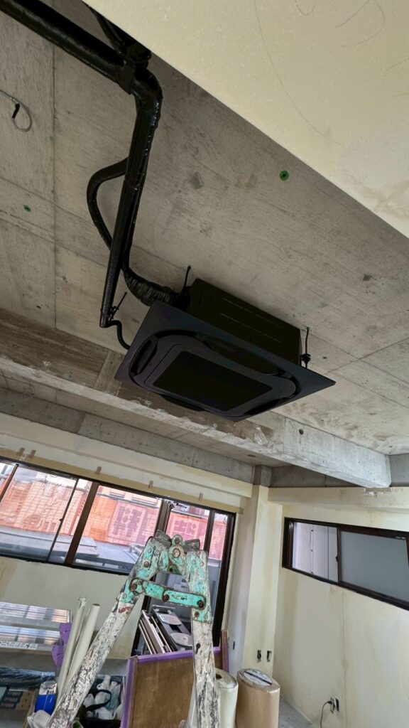 品川区五反田駅近くのジム黒く塗装したエアコン写真