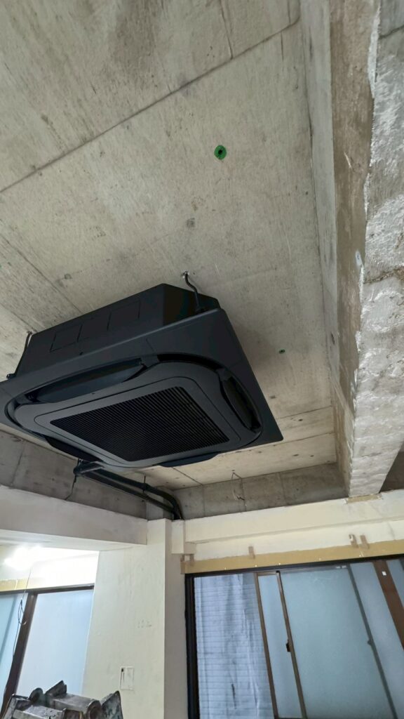 品川区五反田駅近くのジム室内エアコン黒塗装した写真