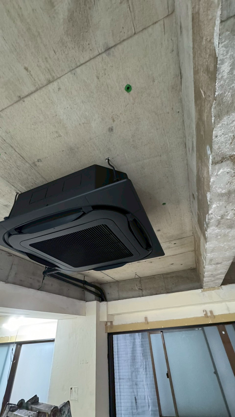 品川区五反田駅近くのジムエアコン黒塗装写真