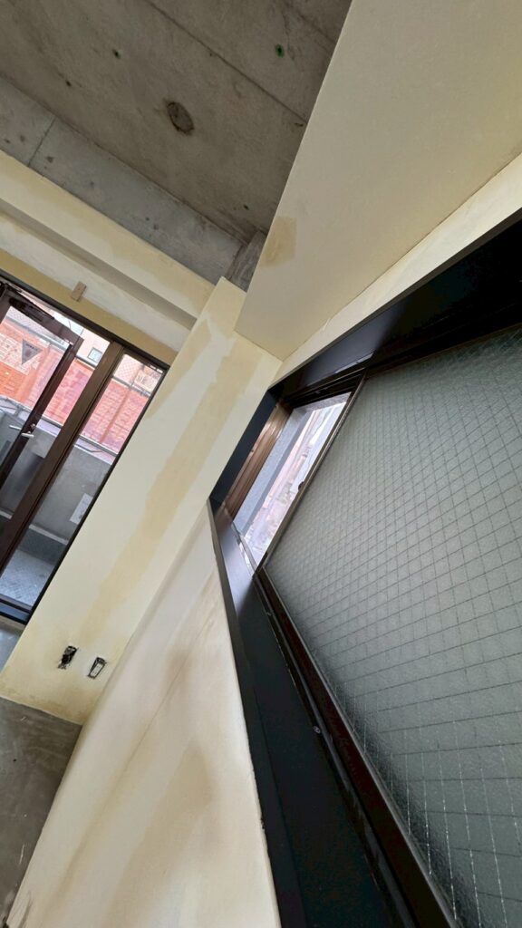 品川区五反田駅近くのジム黒く塗装した窓枠の写真