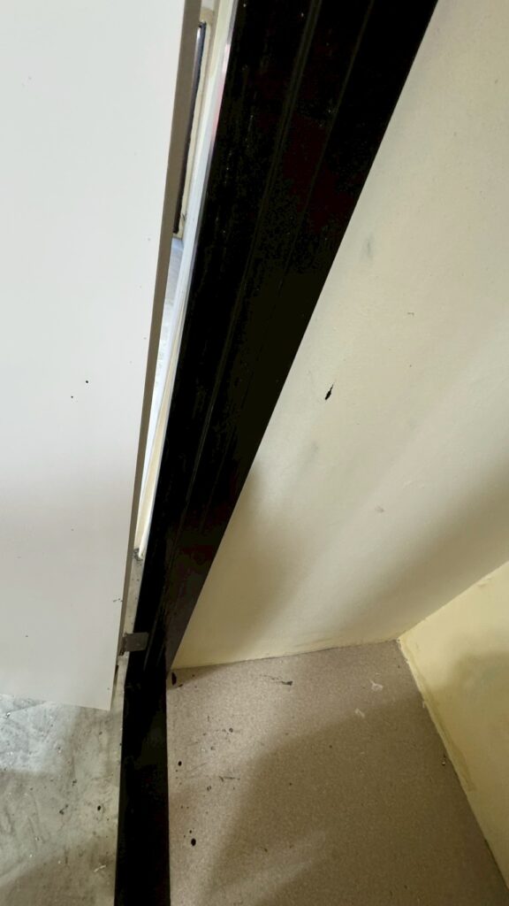 品川区五反田駅近くのジムドアの縁を黒く塗装した写真