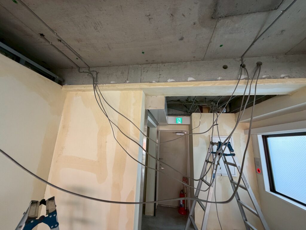 品川区五反田駅近くのジムスケルトン天井配線工事写真
