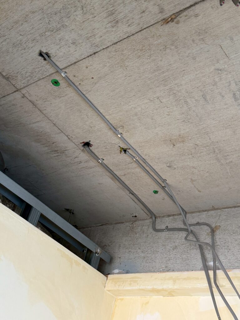 品川区五反田駅近くのジム天井配線工事金具固定写真