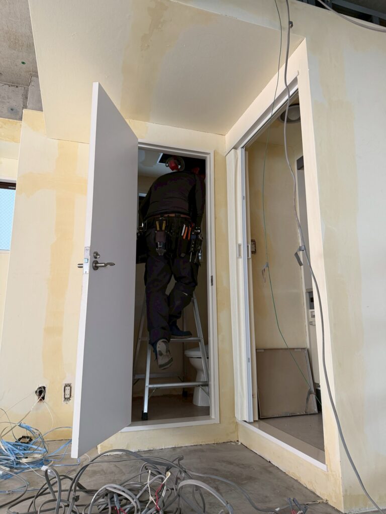 品川区五反田駅近くのジム天井作業員が天井の確認をしている写真