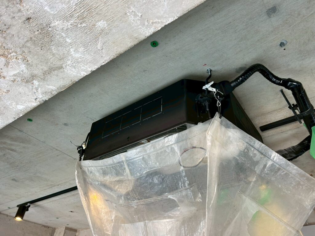 品川区荏原でオフィスエアコン高圧洗浄中写真