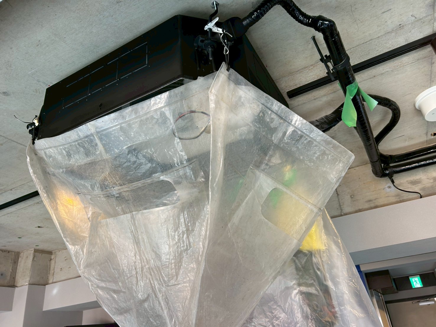 品川区荏原でオフィスエアコン高圧洗浄中写真