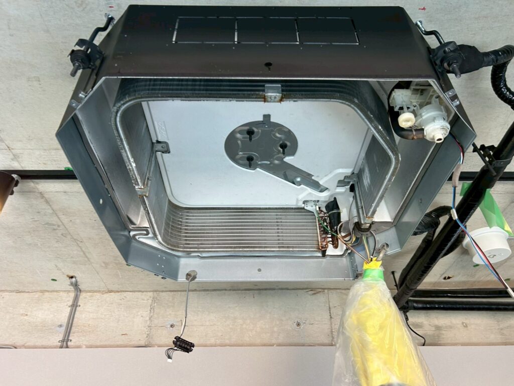 品川区荏原でオフィスエアコン高圧洗浄終了後のパーツ戻し前写真