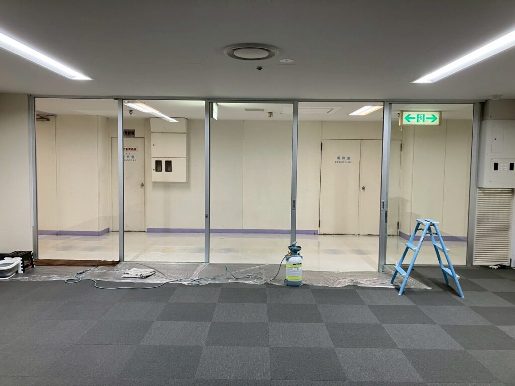 品川区西五反田で新オフィスのまどフィルム施工準備写真