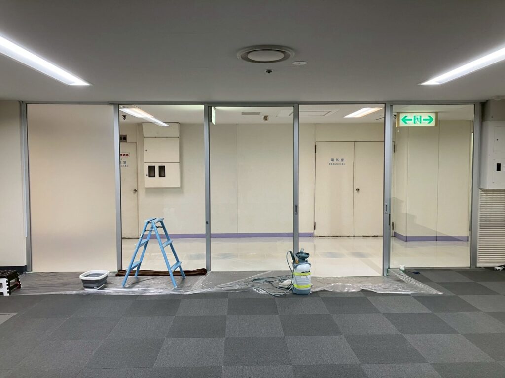 品川区西五反田で新オフィスの窓フィルム1枚目を貼った写真