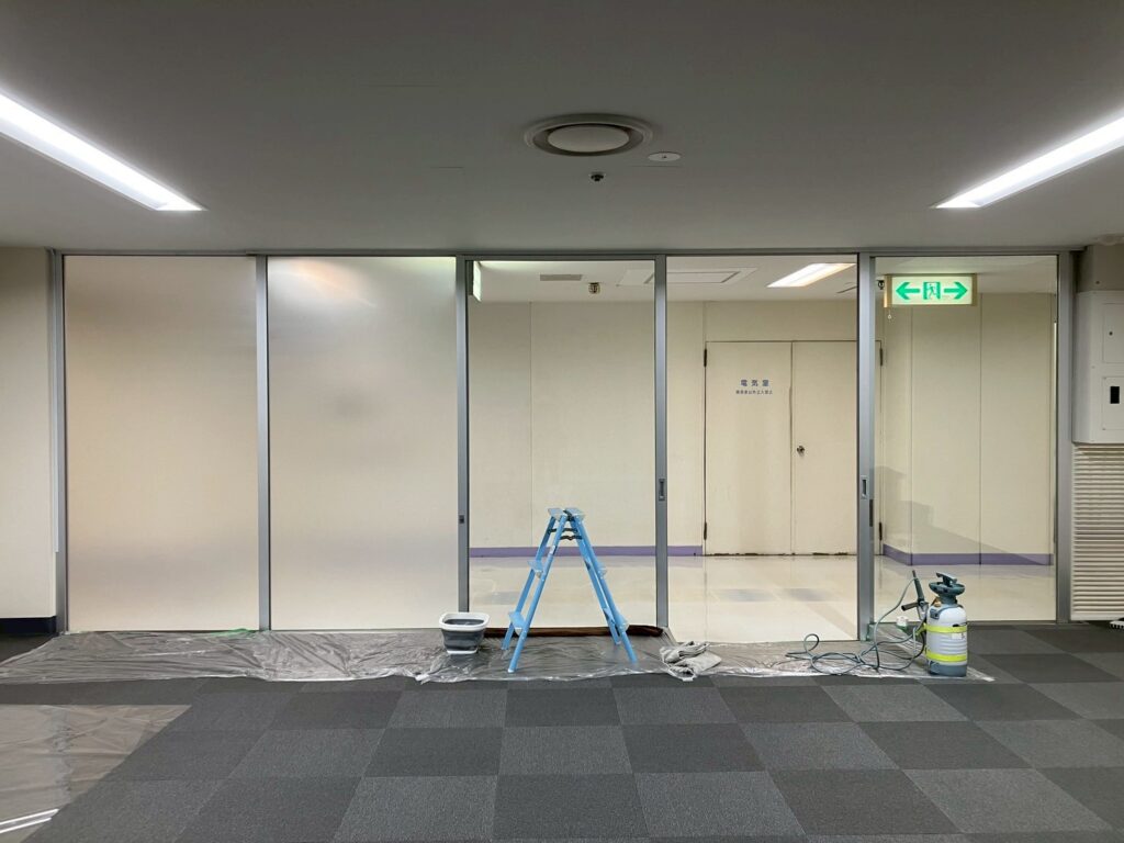 品川区西五反田で新オフィスの窓フィルム施工2枚目貼った写真