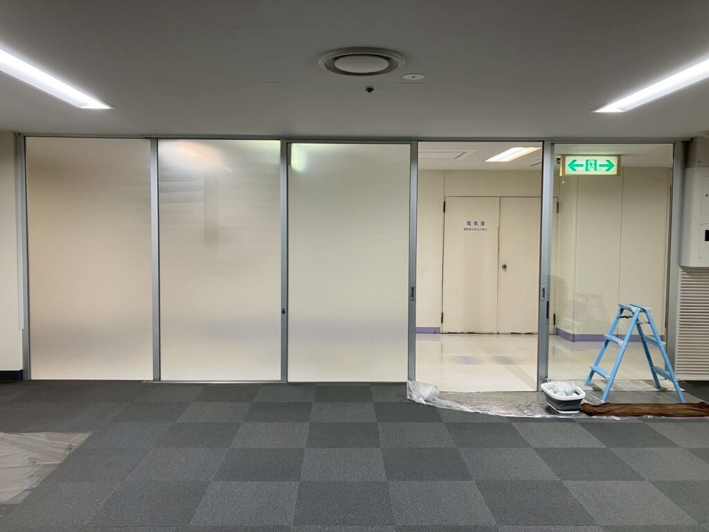品川区西五反田で新オフィスの窓フィルム施工3枚目貼った写真