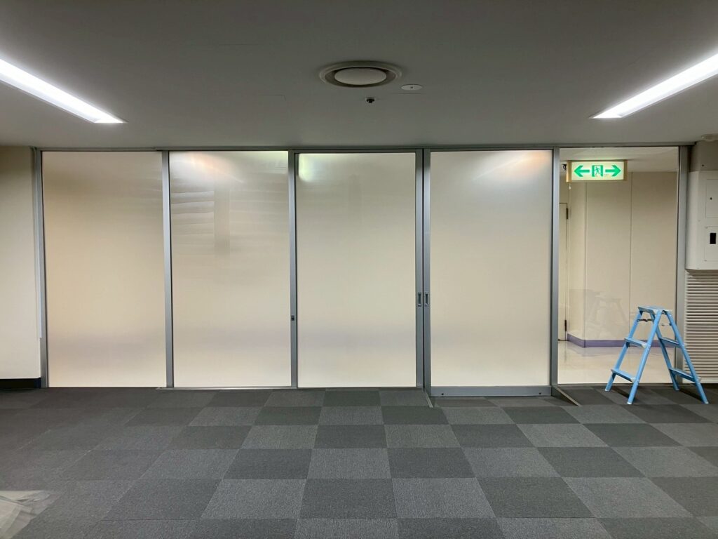 品川区西五反田で新オフィスの窓フィルム施工4枚目貼った写真