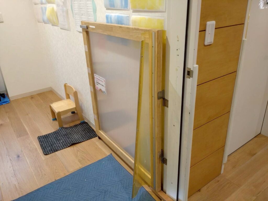 目黒区原町で保育園の脱走防止扉既存写真