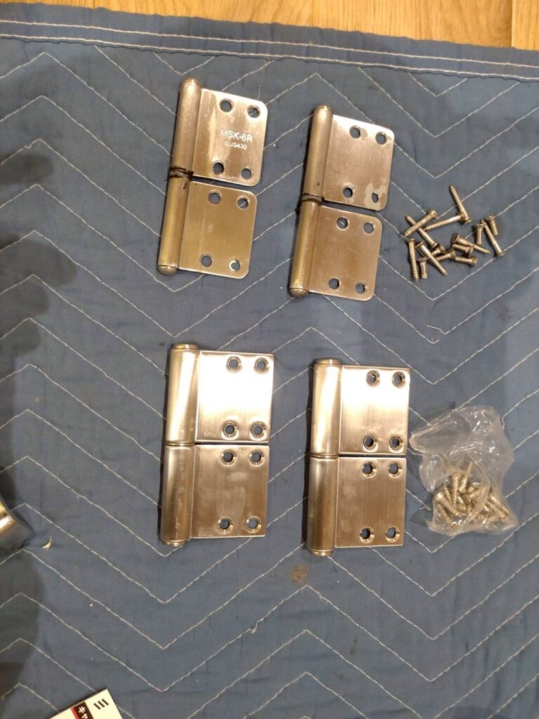 目黒区原町の保育園園児用脱走防止扉の丁番写真