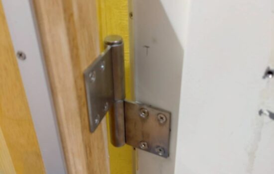 目黒区原町で保育園園児用脱走防止扉の不具合を修繕しました