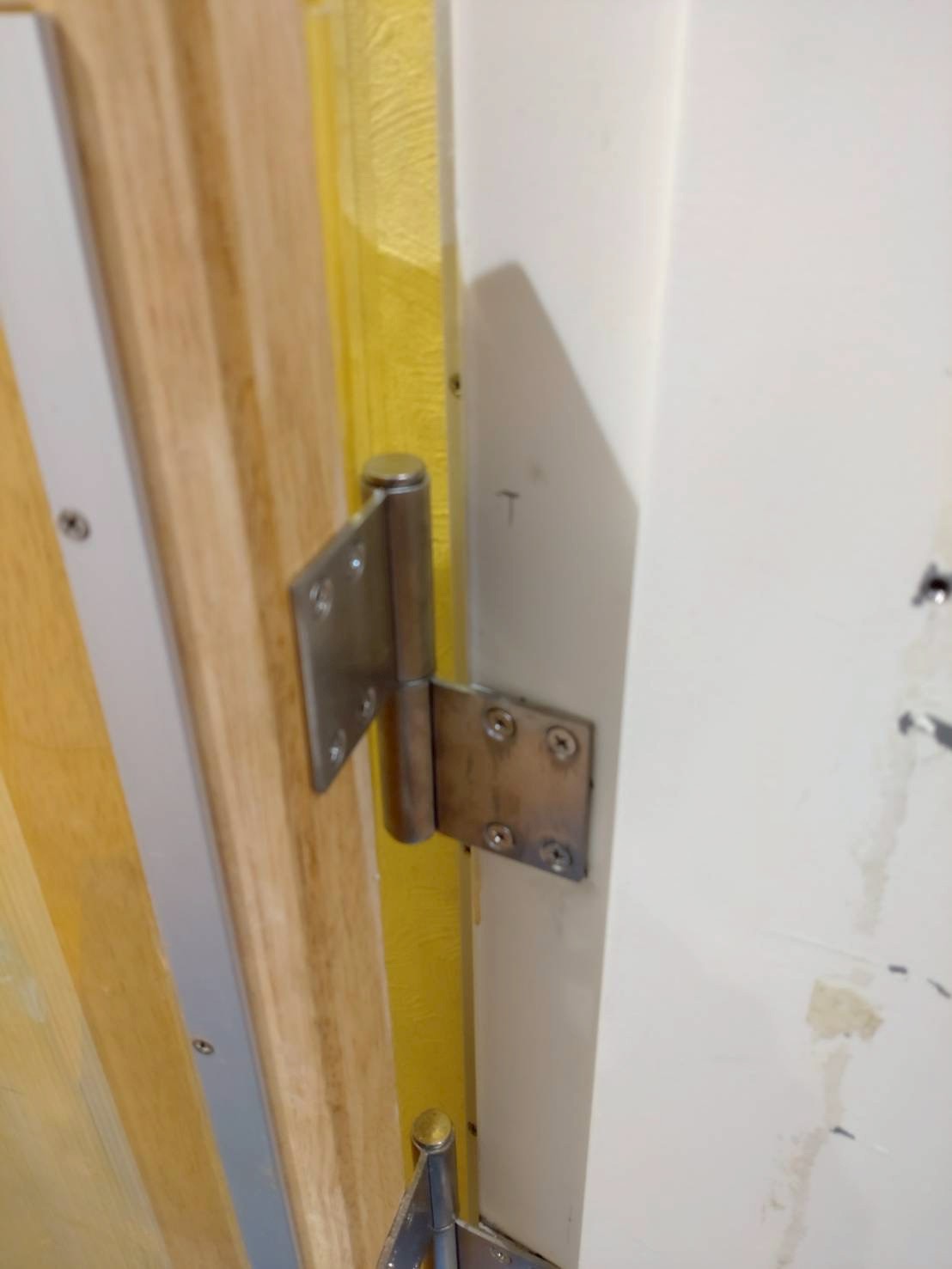 目黒区原町で保育園園児用脱走防止扉既存写真