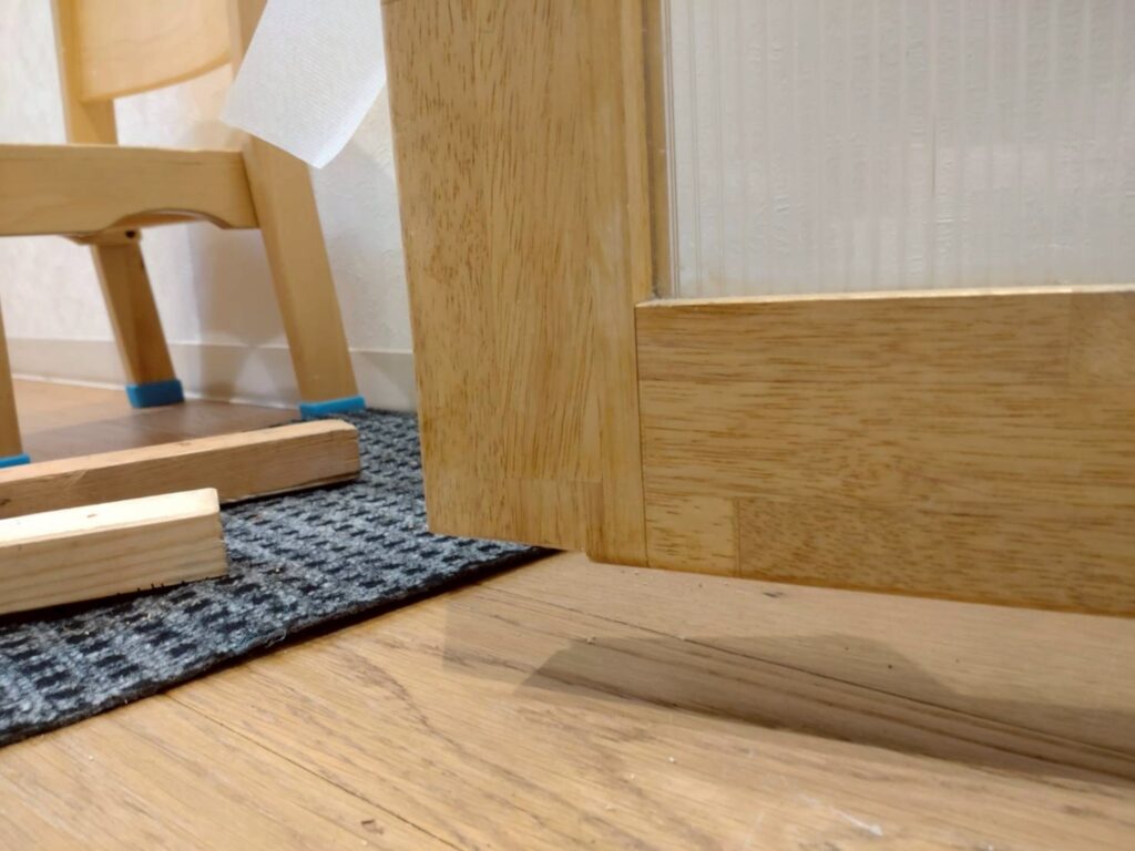 目黒区原町の保育園園児用脱走防止扉戸車を外した写真