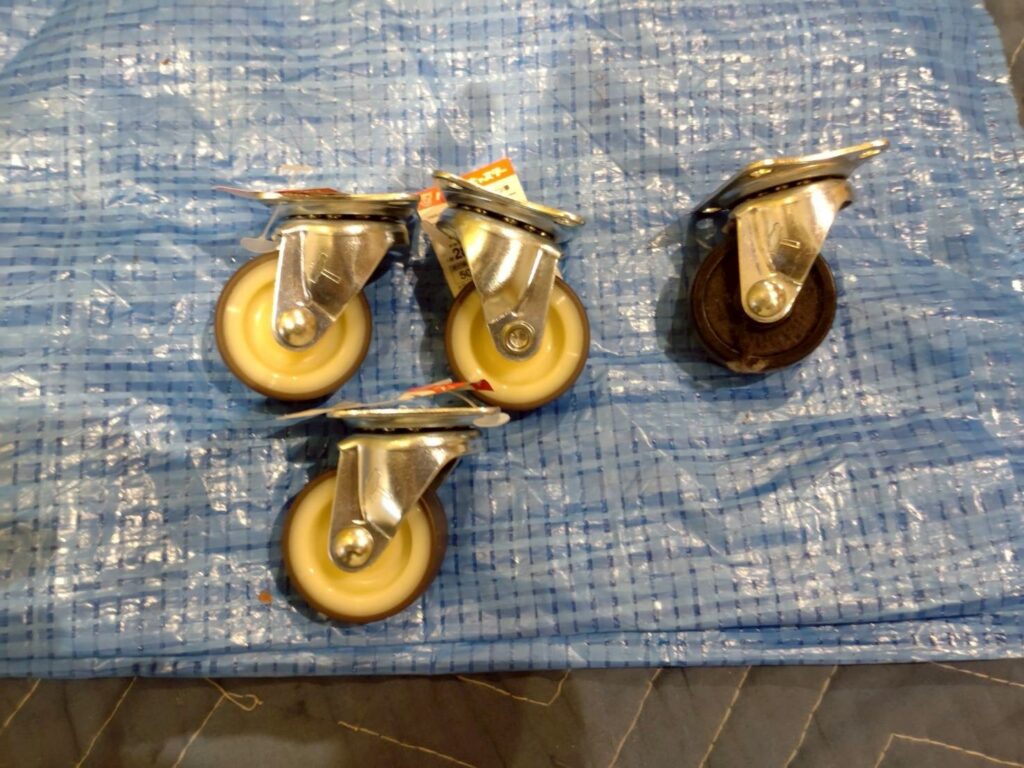 目黒区原町の保育園園児用脱走防止扉新しい戸車写真