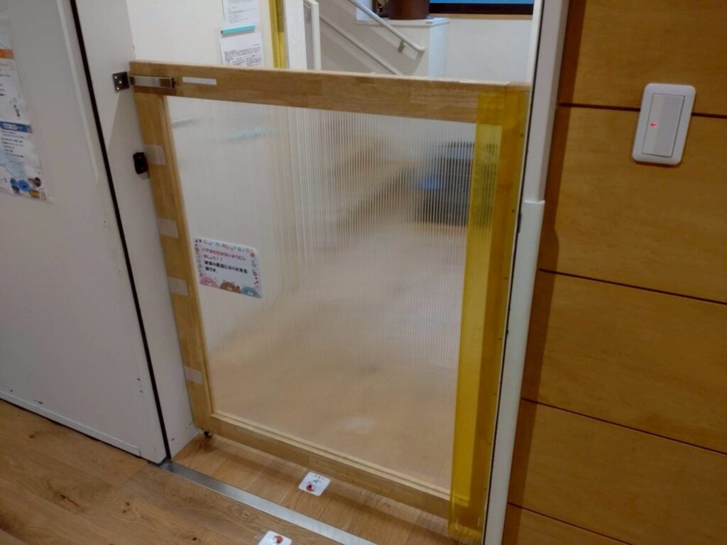 目黒区原町保育園園児用脱走防止扉丁番と戸車交換完了写真