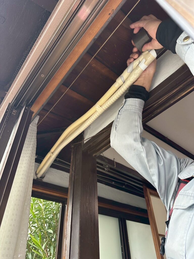 品川区小山台でエアコン交換作業中の写真