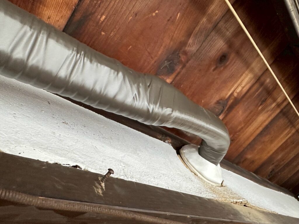 品川区小山台でエアコン交換で壁にドレンホースを通して室外機につなぐ写真