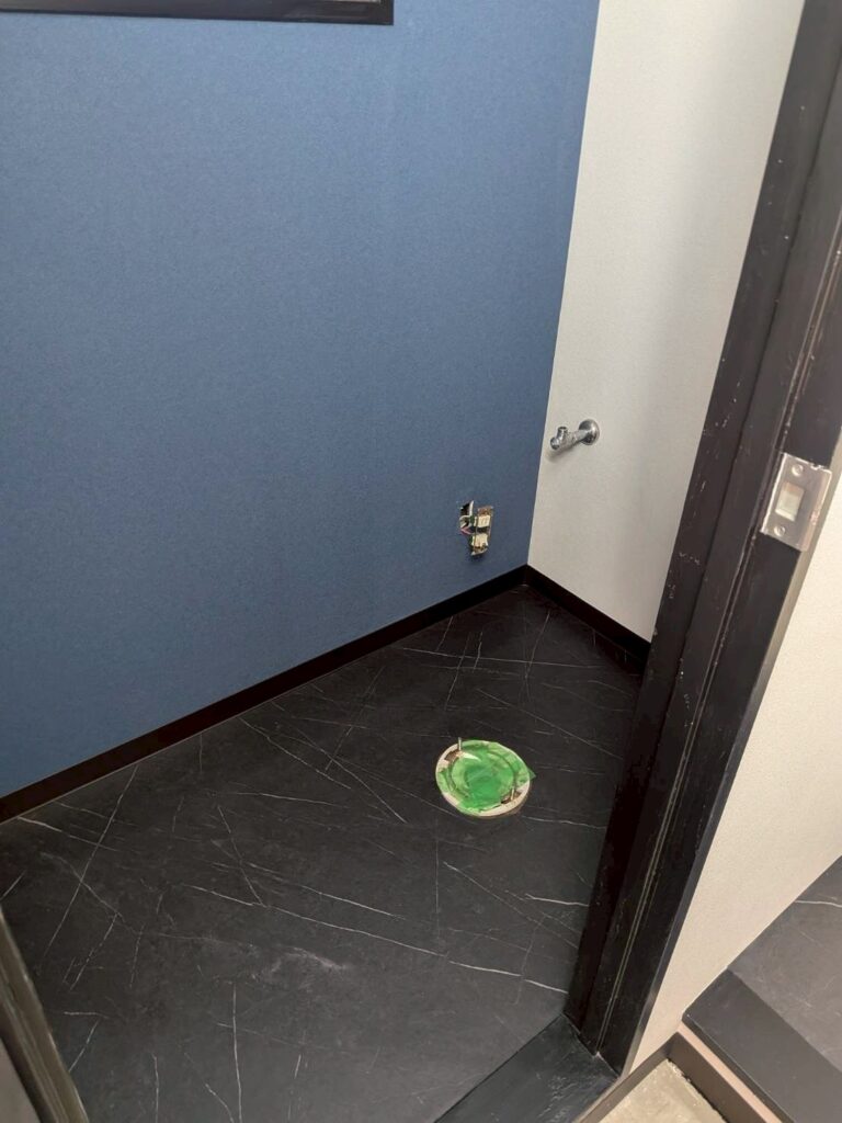 品川区五反田駅近くのパーソナルジムトイレ一面だけ壁紙はブルーグレーの写真