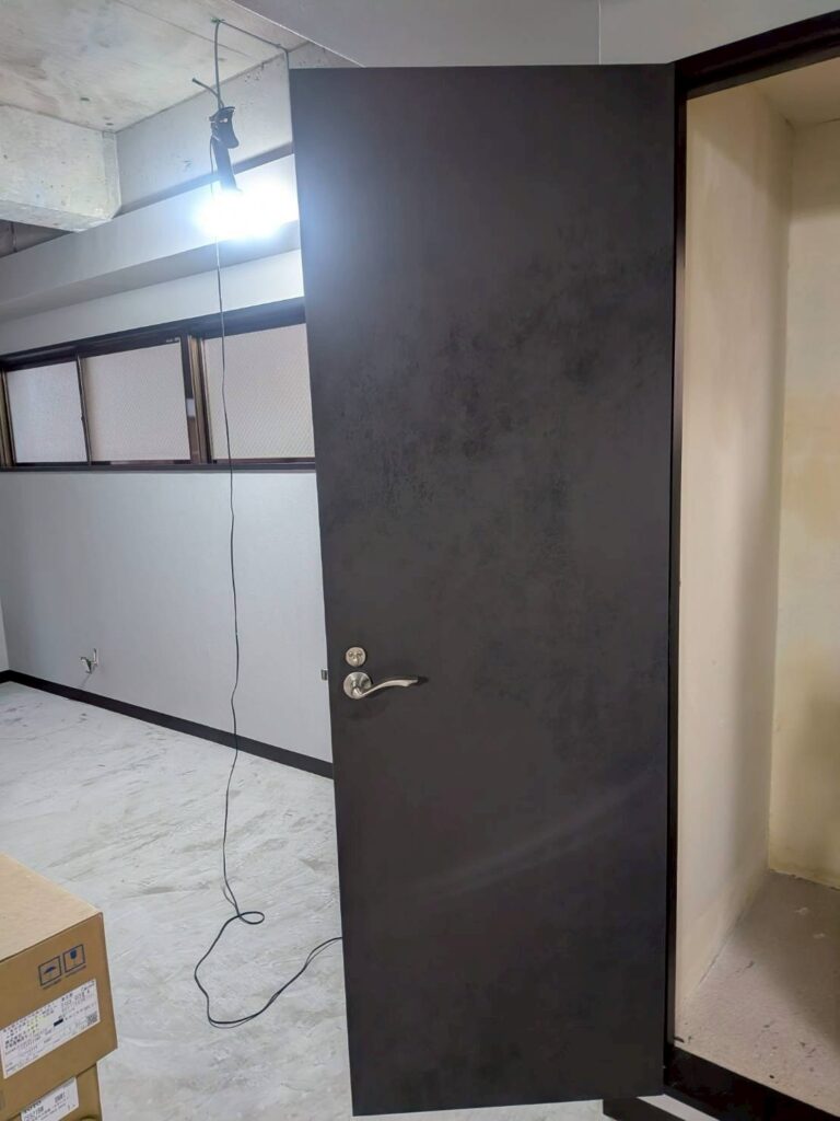 品川区五反田駅近くのパーソナルジムのブラックのドアの写真