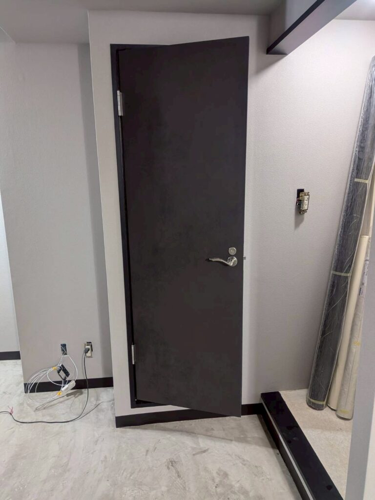 品川区五反田駅近くのパーソナルジムの内装工事のブラックドアの写真
