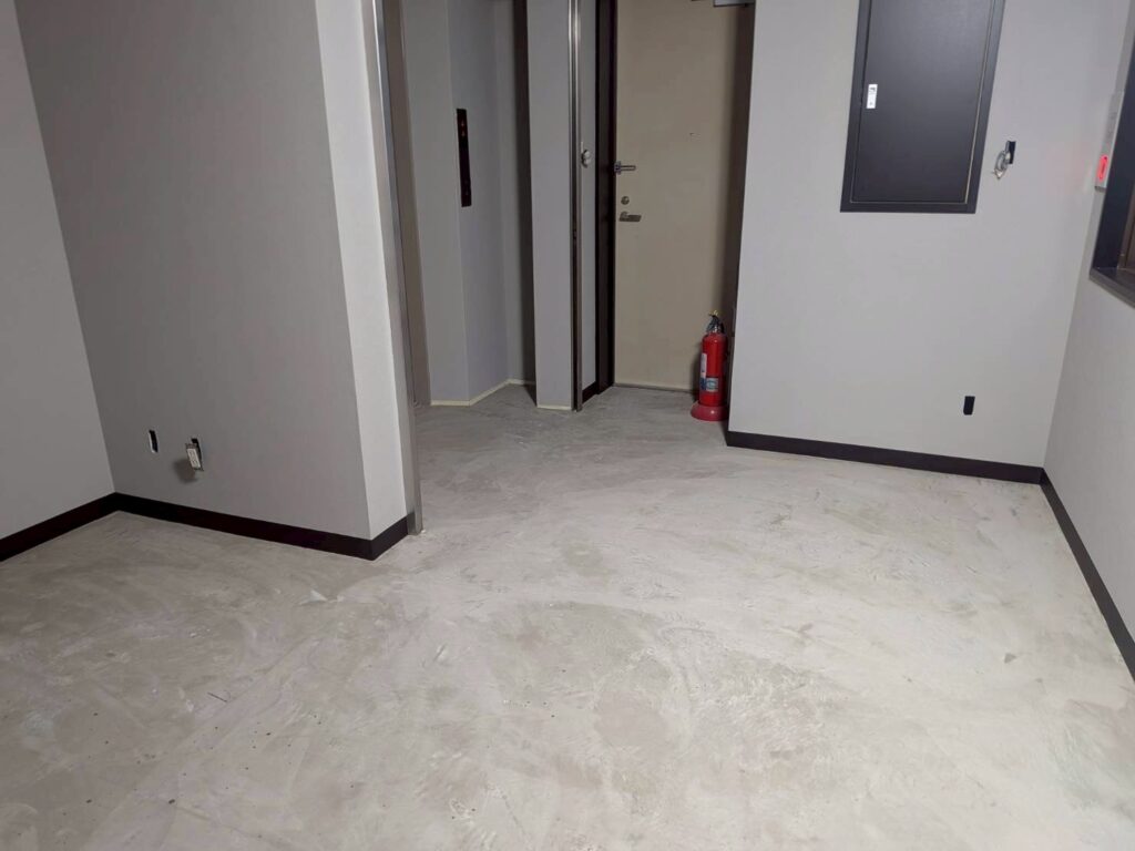 品川区五反田駅近くのパーソナルジムの内装巾木と壁紙の組み合わせ写真