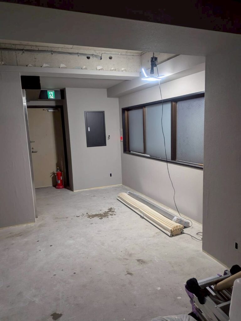 品川区五反田駅近くのパーソナルジ壁紙グレー色貼った写真
