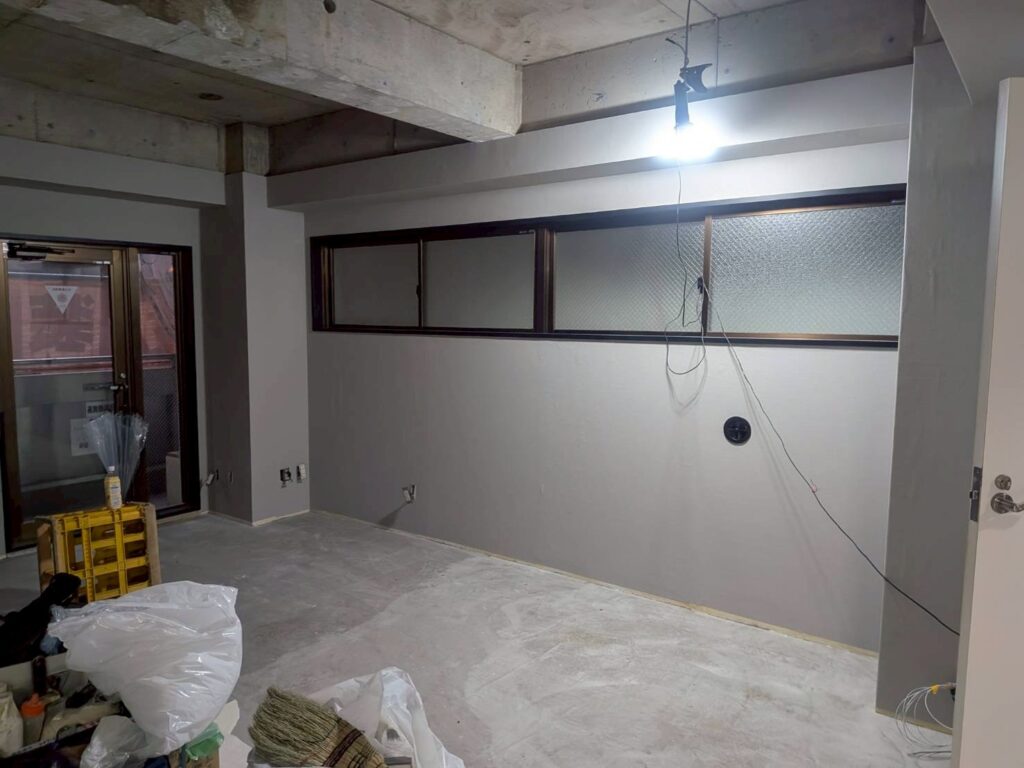 品川区五反田駅近くパーソナルジム内装クロス貼っている写真