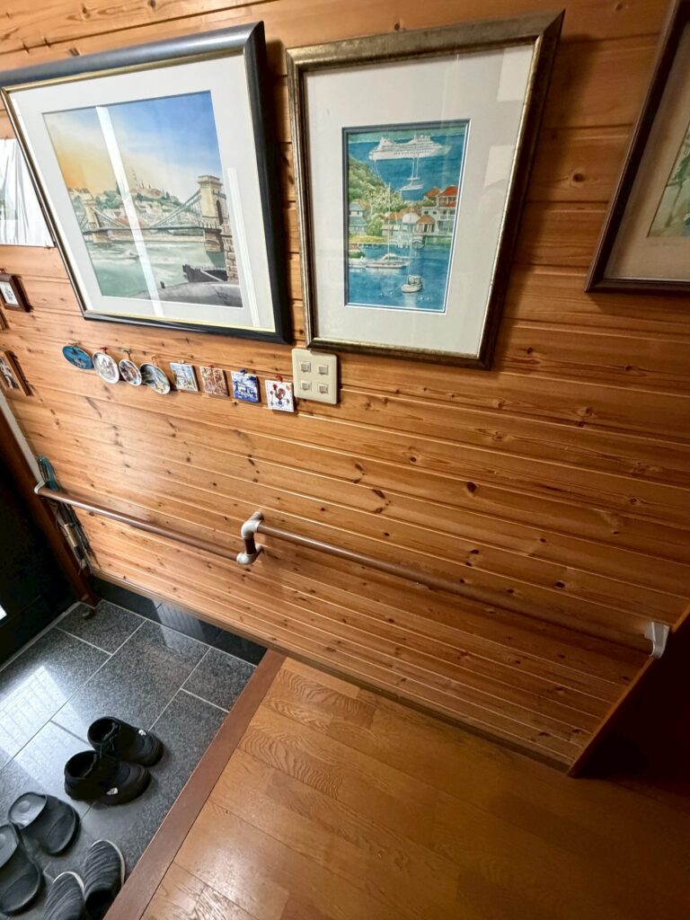 目黒区下目黒で介護保険による玄関先手すり設置写真