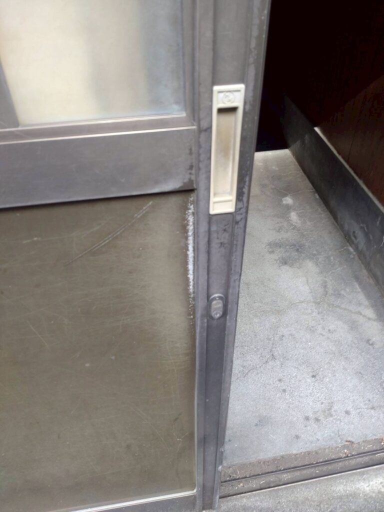 品川区小山台で入口ドア既存写真