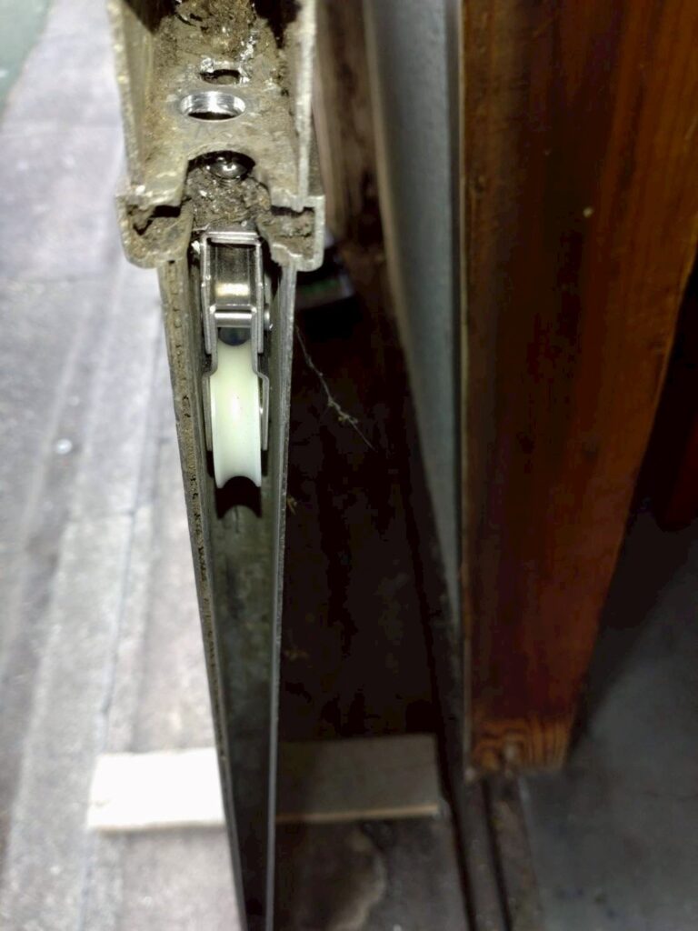 品川区小山台の劣化している引き戸錠の写真