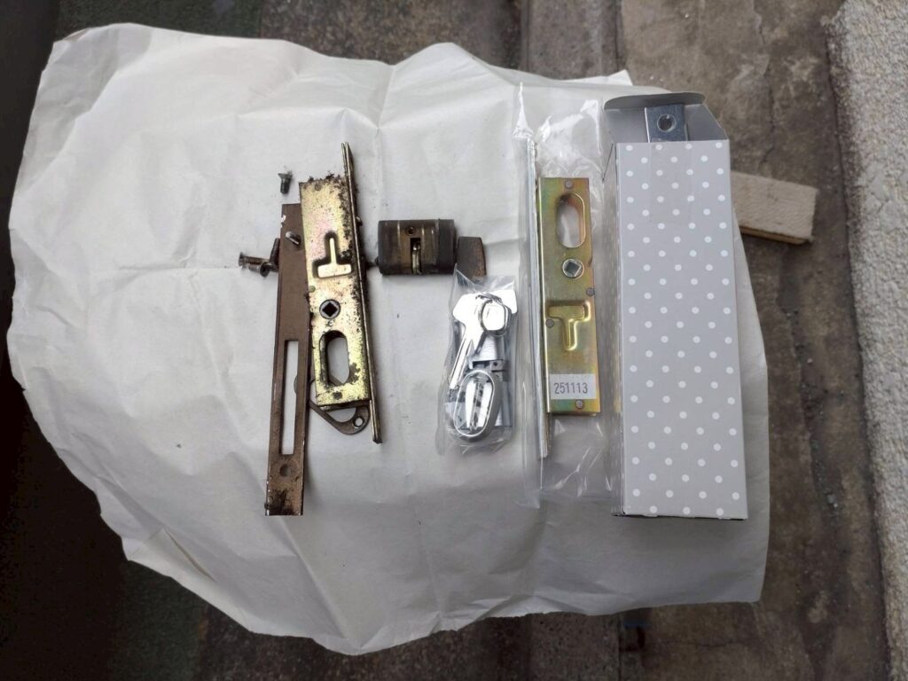 品川区小山台で引き戸錠の交換写真