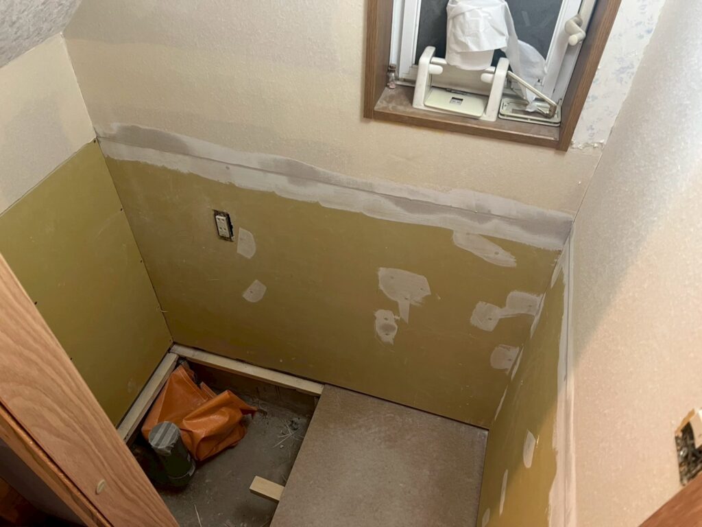 品川区大雨被害による壁トイレのパテ処理写真