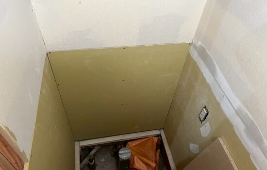 品川区の大雨被害復旧工事でクロス施工前壁のパテ処理をします