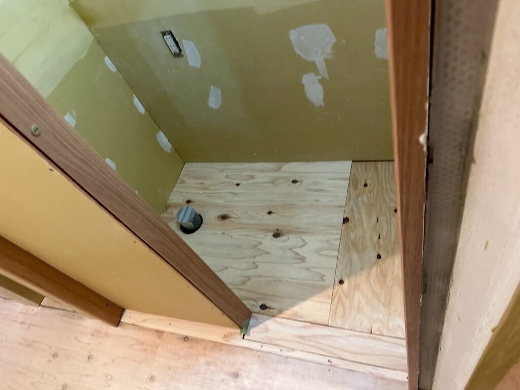 品川区大雨被害壁の壁のパテ処理写真