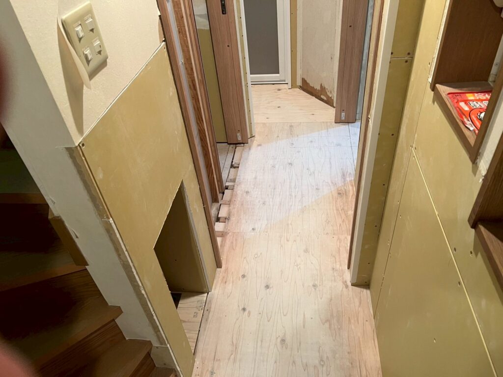 品川区大雨被害壁の既存写真廊下、階段