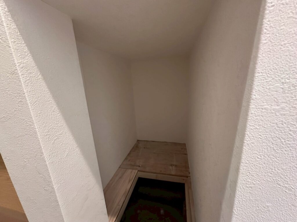 品川区で床上浸水した1階の廊下クロス仕上げ写真