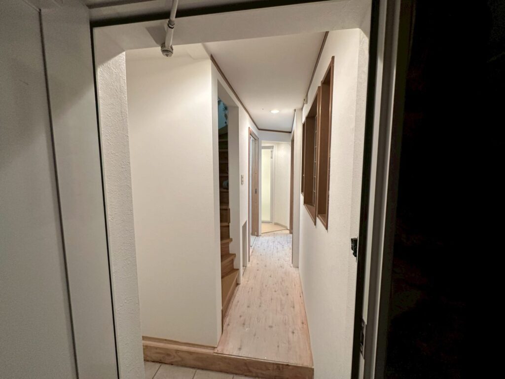 品川区床上浸水玄関側から見たクロス仕上げ写真