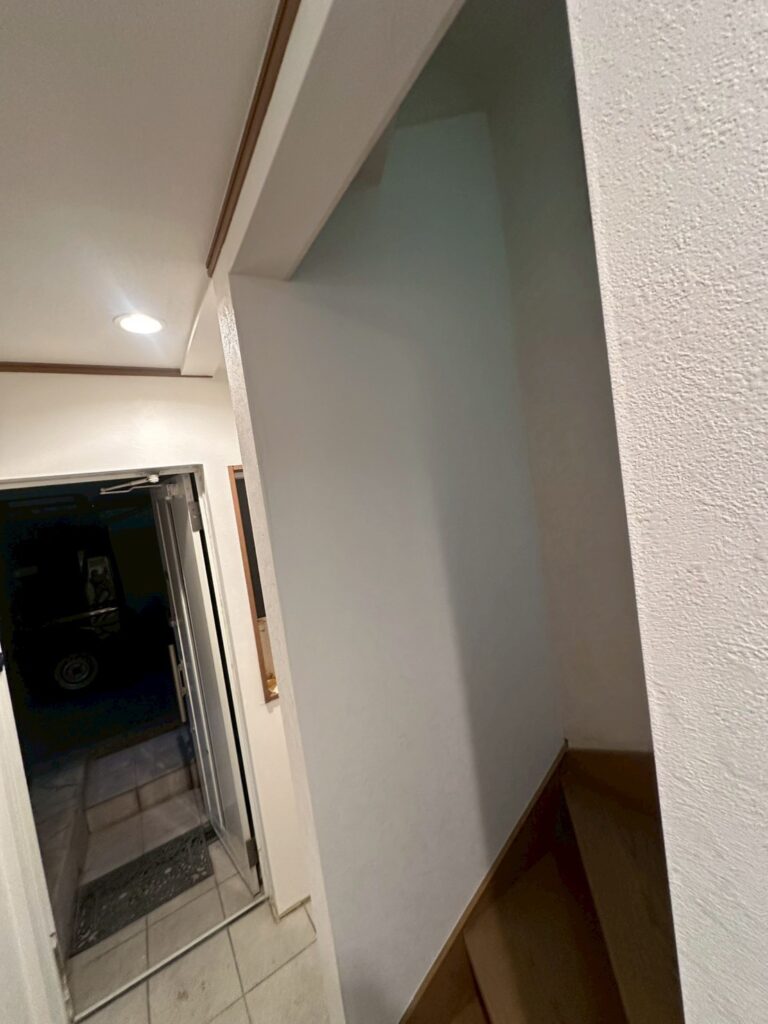 品川区床上浸水宅玄関廊下、階段クロス仕上げ写真