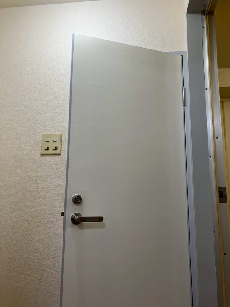 武蔵小山賃貸マンショントイレドア塗装完成写真