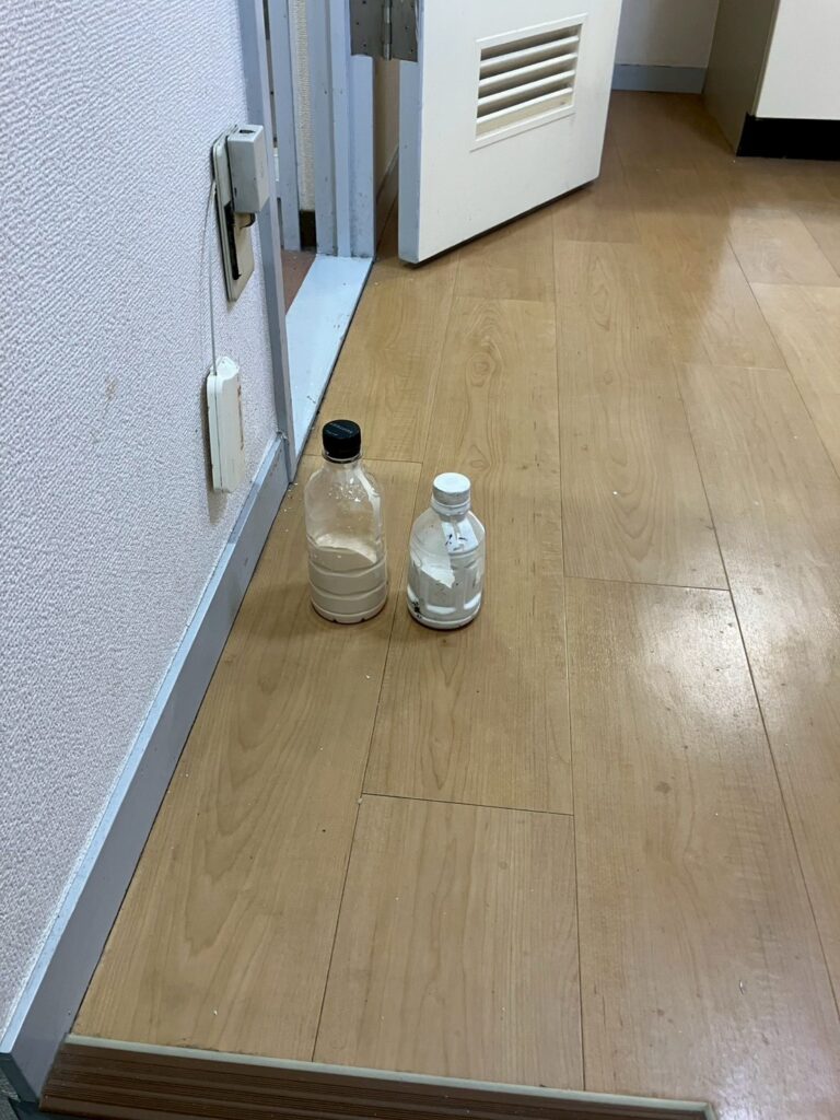 武蔵小山賃貸マンション戸襖、トイレドアのタッチアップ材写真