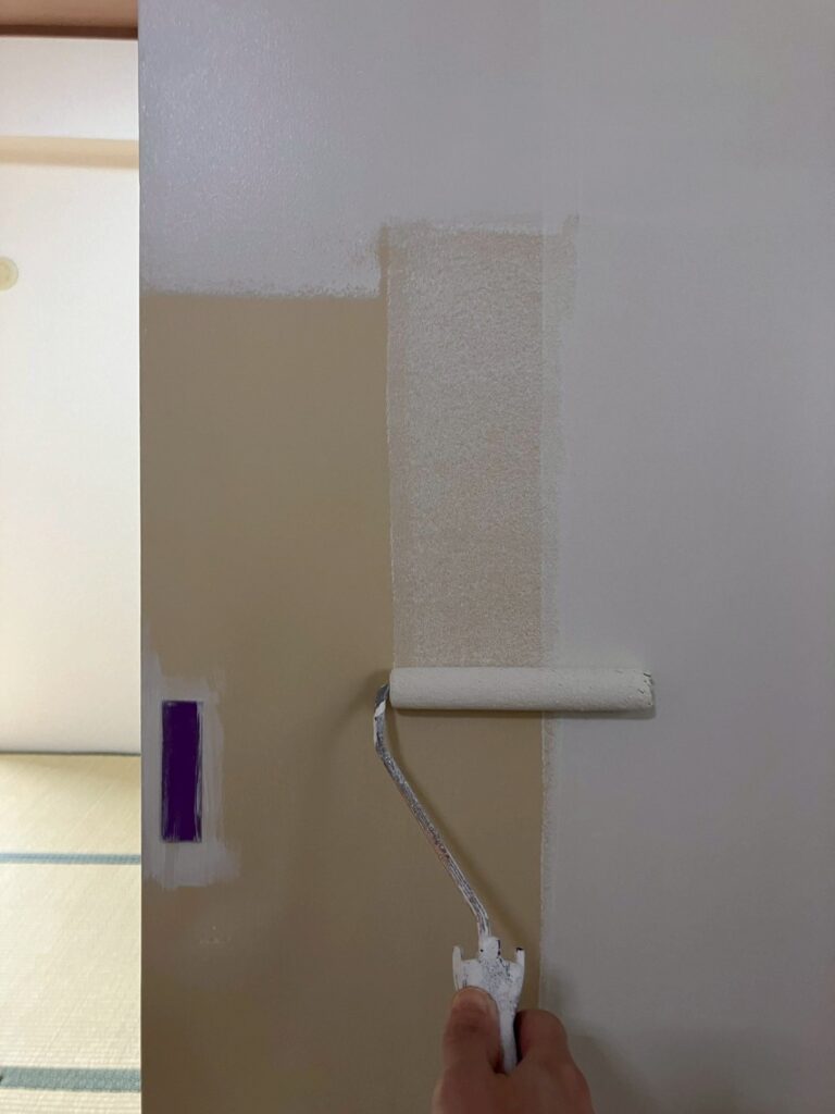 武蔵小山賃貸マンション戸襖ローラーで塗装写真