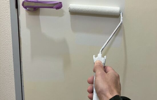 武蔵小山の賃貸マンションで汚れと傷のある戸襖とドアの塗り替え