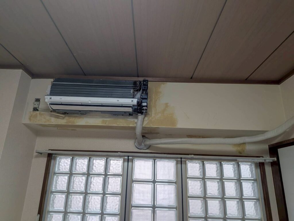 武蔵小山賃貸マンションエアコン周り壁クロス貼り換えする写真