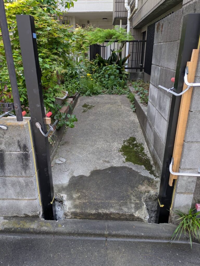 品川区荏原で新しい門扉の位置決め写真